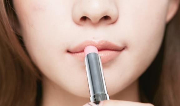 十大平價好用潤唇膏推薦，平價又好用的潤唇膏排行榜前十名
