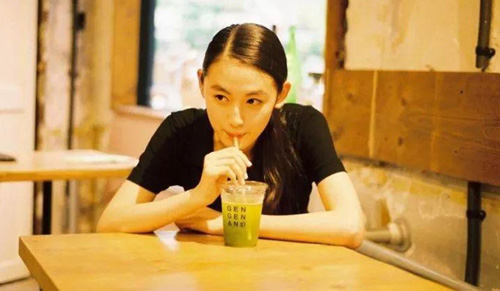 發(fā)朋友圈曬喝奶茶的短句，喝奶茶發(fā)朋友圈的句子