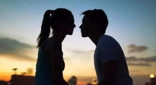 情侶在房間里面適合玩的游戲，晚上適合情侶兩人玩的游戲